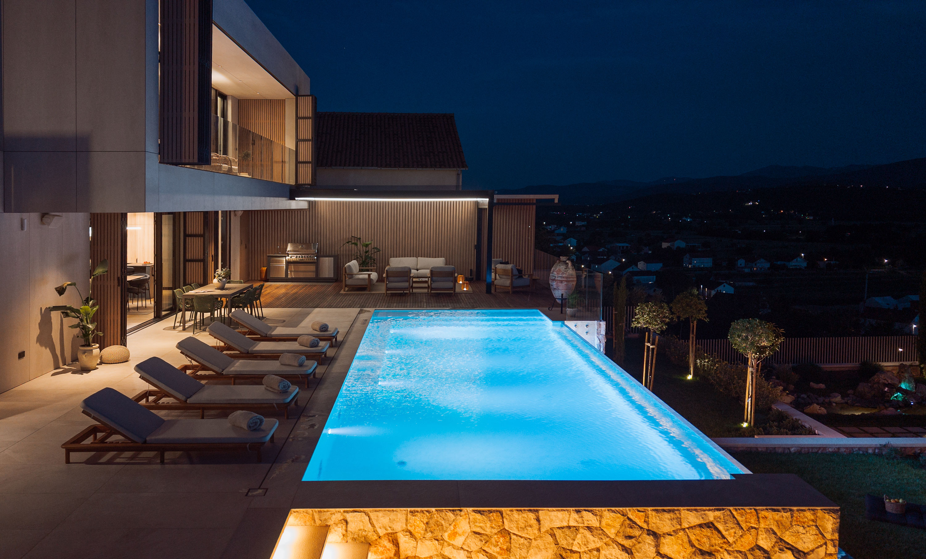 Villa Z1 — osvijetljeni bazen vila za najam imotski