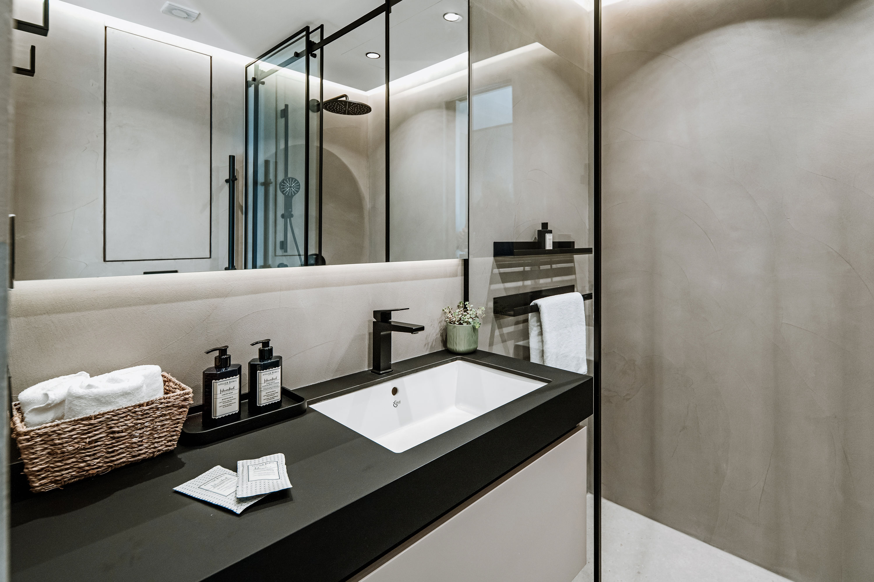 Villa Z1 — holiday home croatia bathroom black fixtures