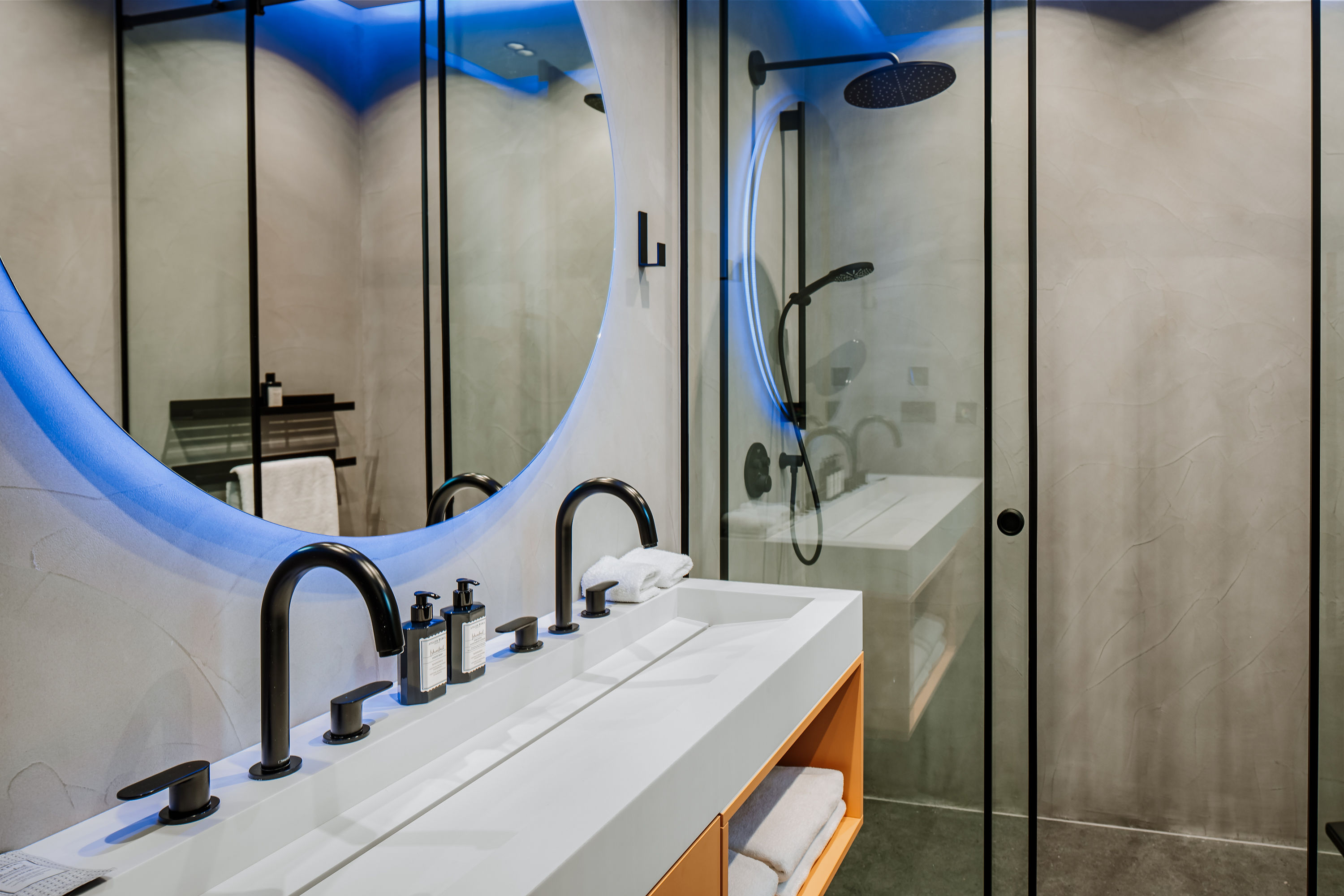 Villa Z1 — holiday home imotski master bathroom blue light